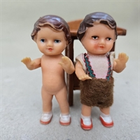 brunt-haar-roede-sko-en-nøgen-en-brune-bukser-lys-bluse-vintage-gummidukker-gammelt-legetoej